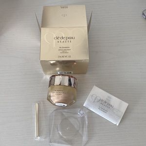 CLE DE PEAU BEAUTY the foundation
broad spectrum